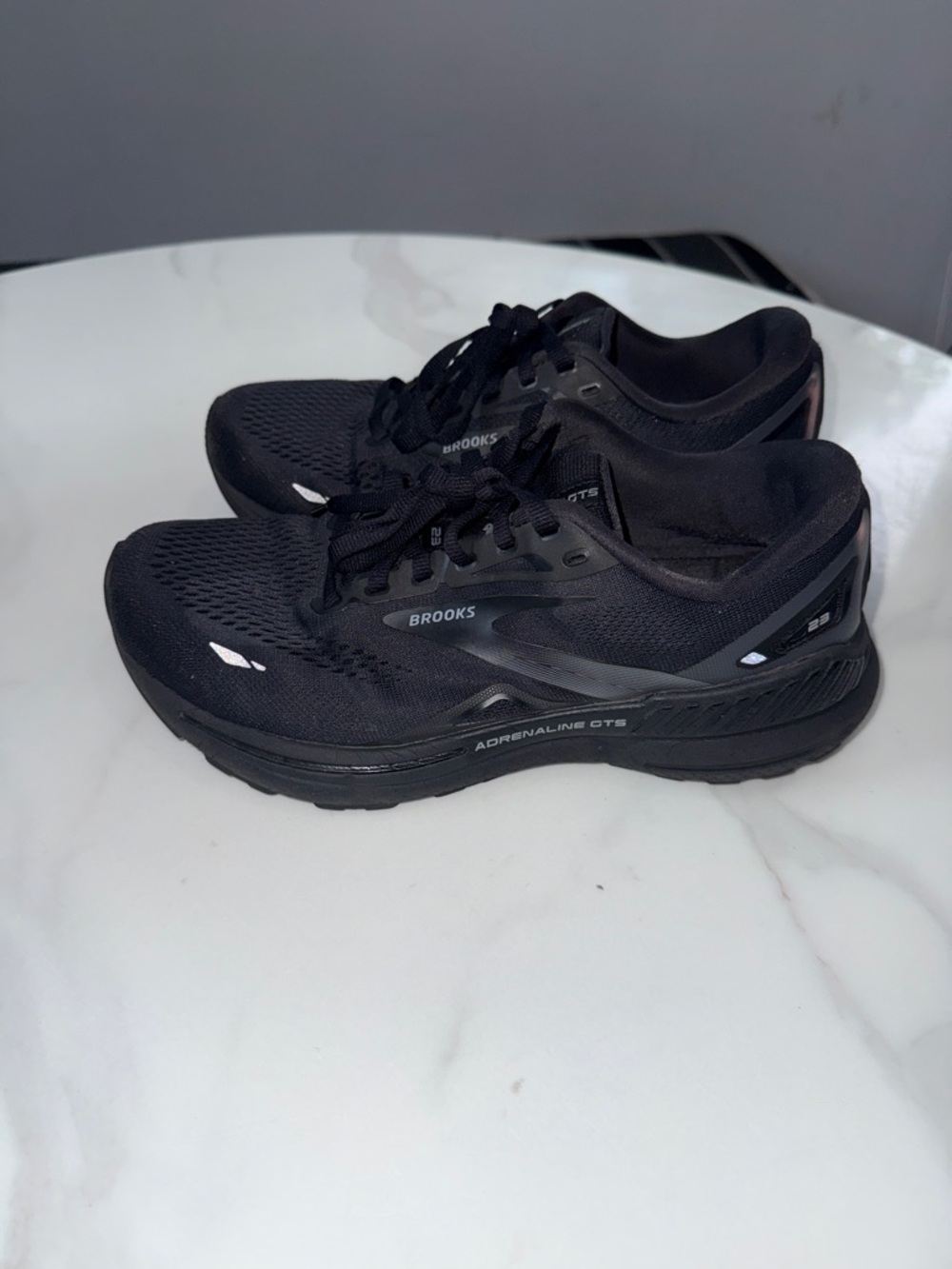 Brooks men’s Black Athletic Running Shoes - Picture 3 of 9